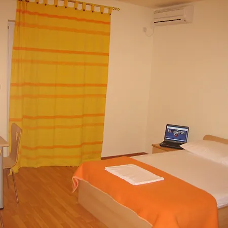 ホテル Mladen オミシュ